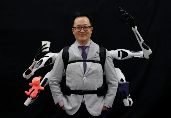 日本研究人员开发机器人手臂来释放创造力